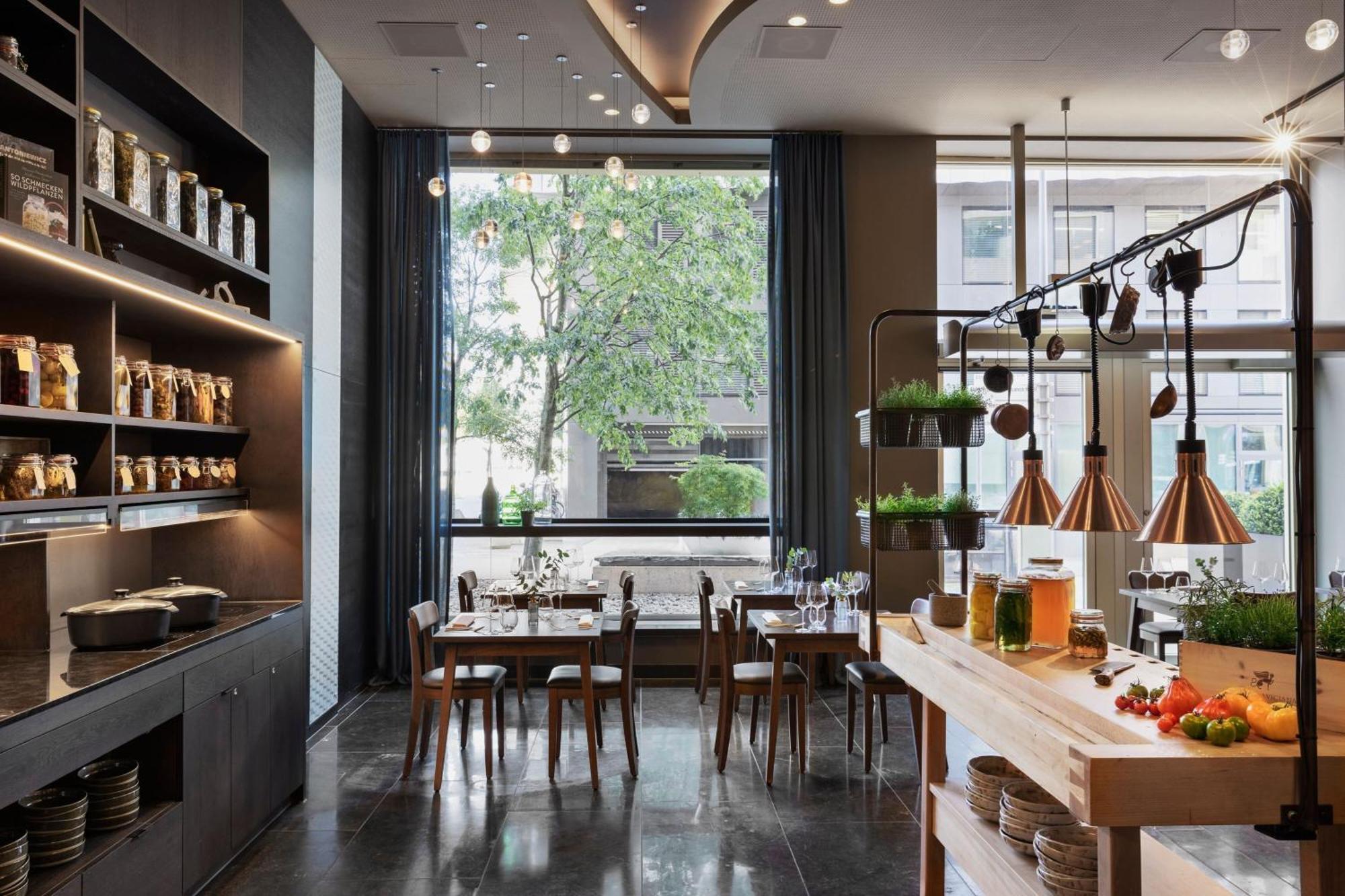 Hotel Renaissance Tower 5*
