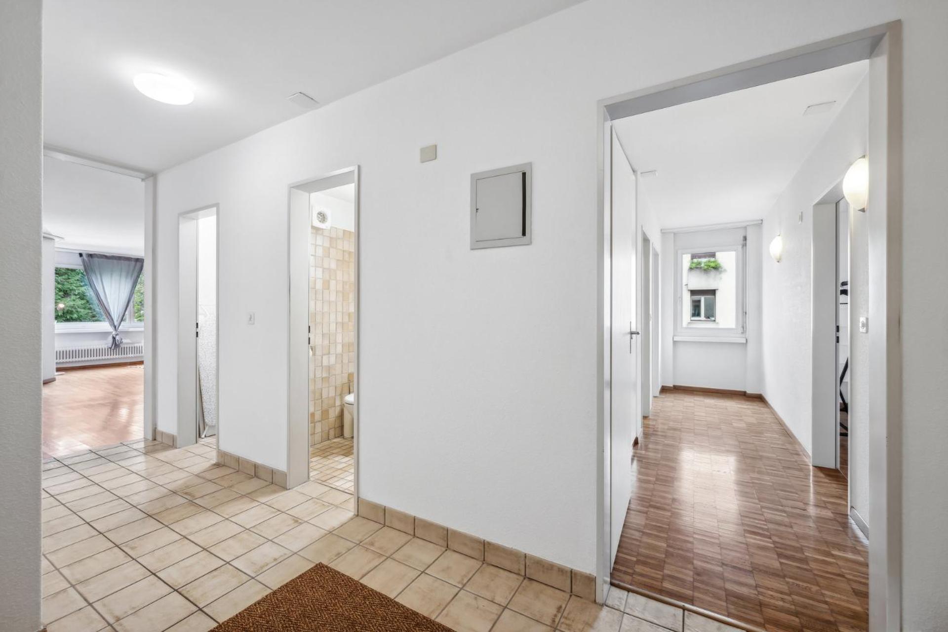 Chic 3-bedroom Near Center