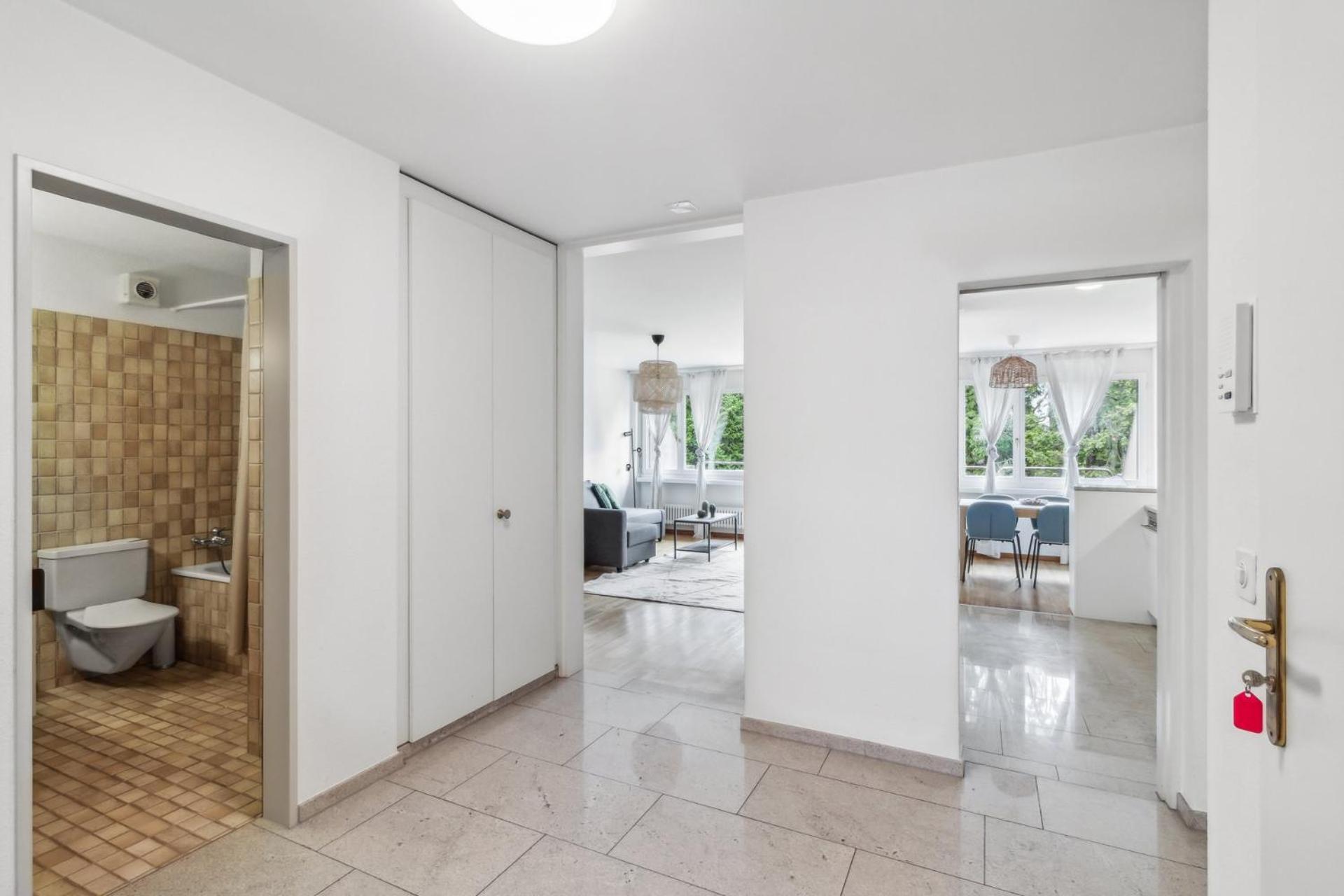 Chic 3-bedroom Near Center