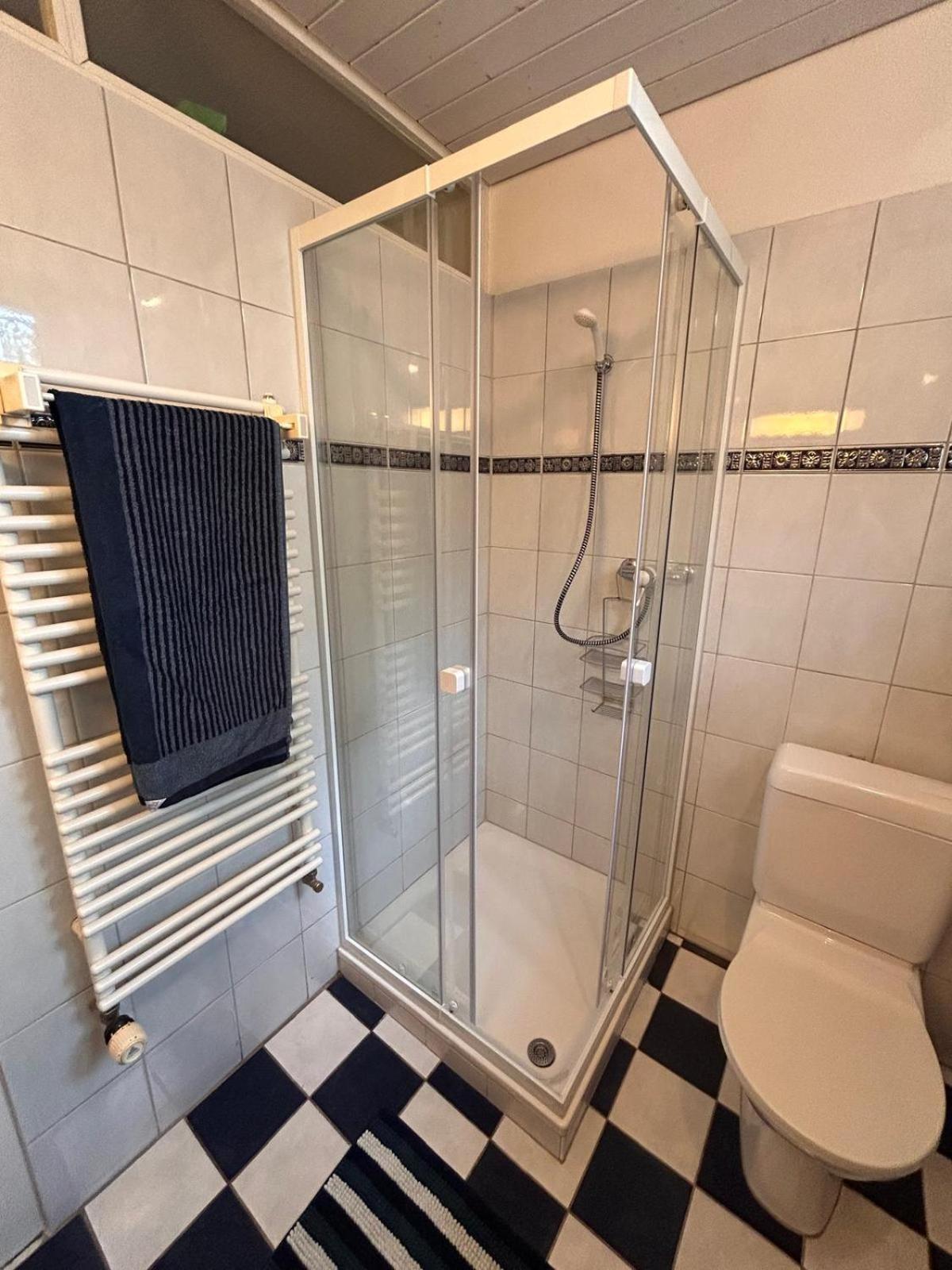 2 Mit Kueche Und Bad Apartment