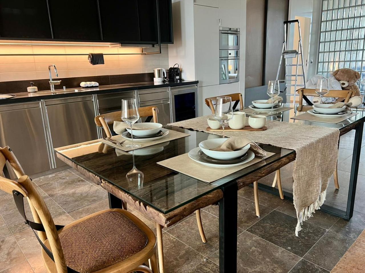Penthouse Paradise Stunning City Views Apartment *