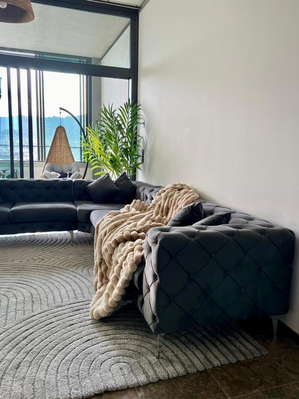 Penthouse Paradise Stunning City Views *