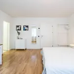 Bright & Central Studio Home Office & Netflix