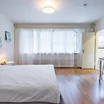 Bright & Central Studio Home Office & Netflix