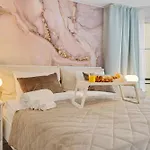 Boutique Design-Suite-Apartment At Best Central Location