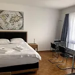 Bright And Quiet Studio In The City Center - Sky11
