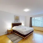 Bright 1 Bedroom Flat In The City Centre