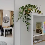 Boutique & Downtown & Kingsize & 700Mbps & Workspace