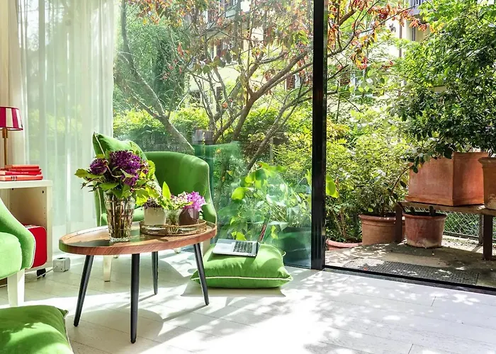 Stylish Garden-Gem By Lake: Pet-Friendly & Central