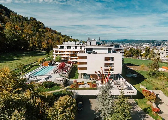 What are the best hotels near Lake Zurich?