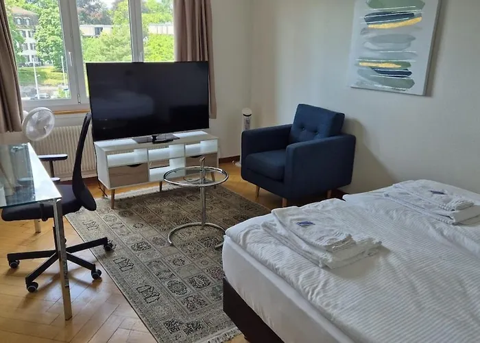 Very Spacious Studio With Balcony - Parkview 2