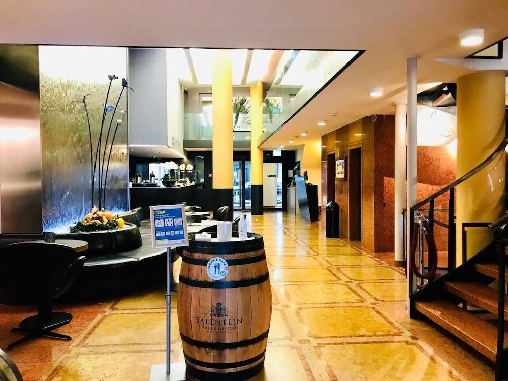 Plaza Hotel 4*
