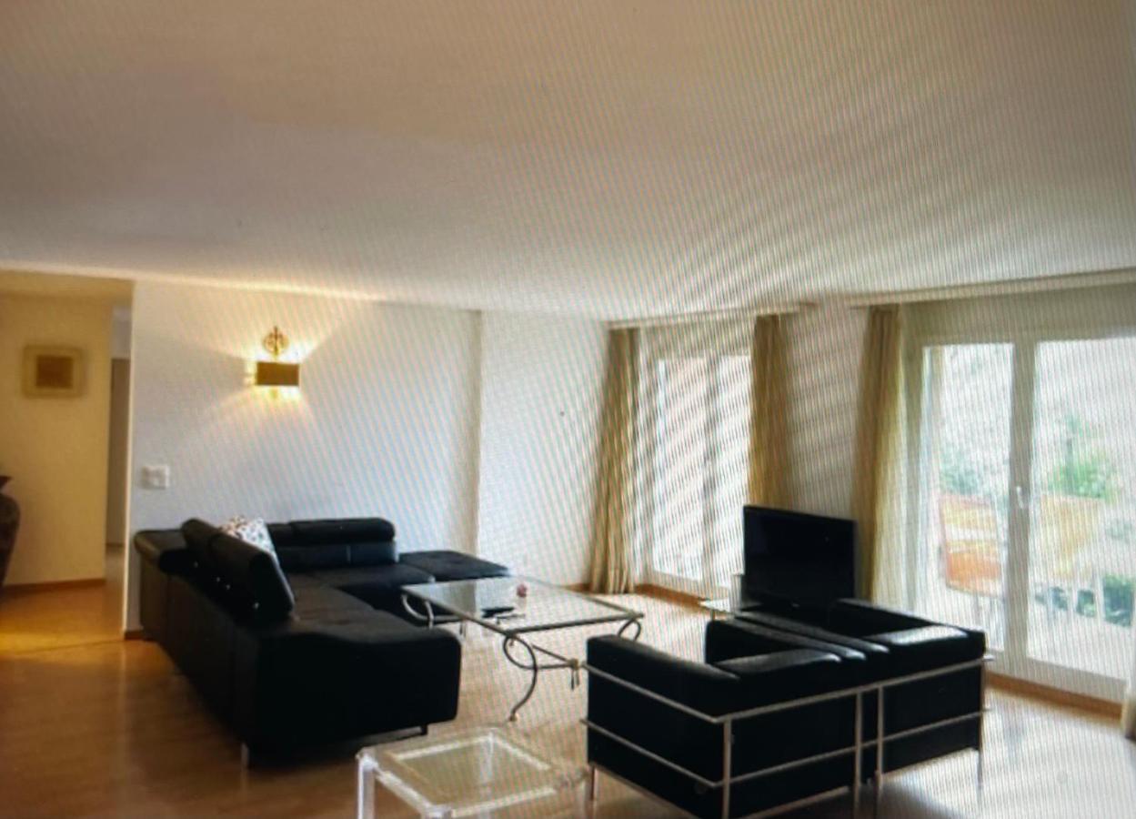 Centrally Located, Spacious Modern Apartment Zürich