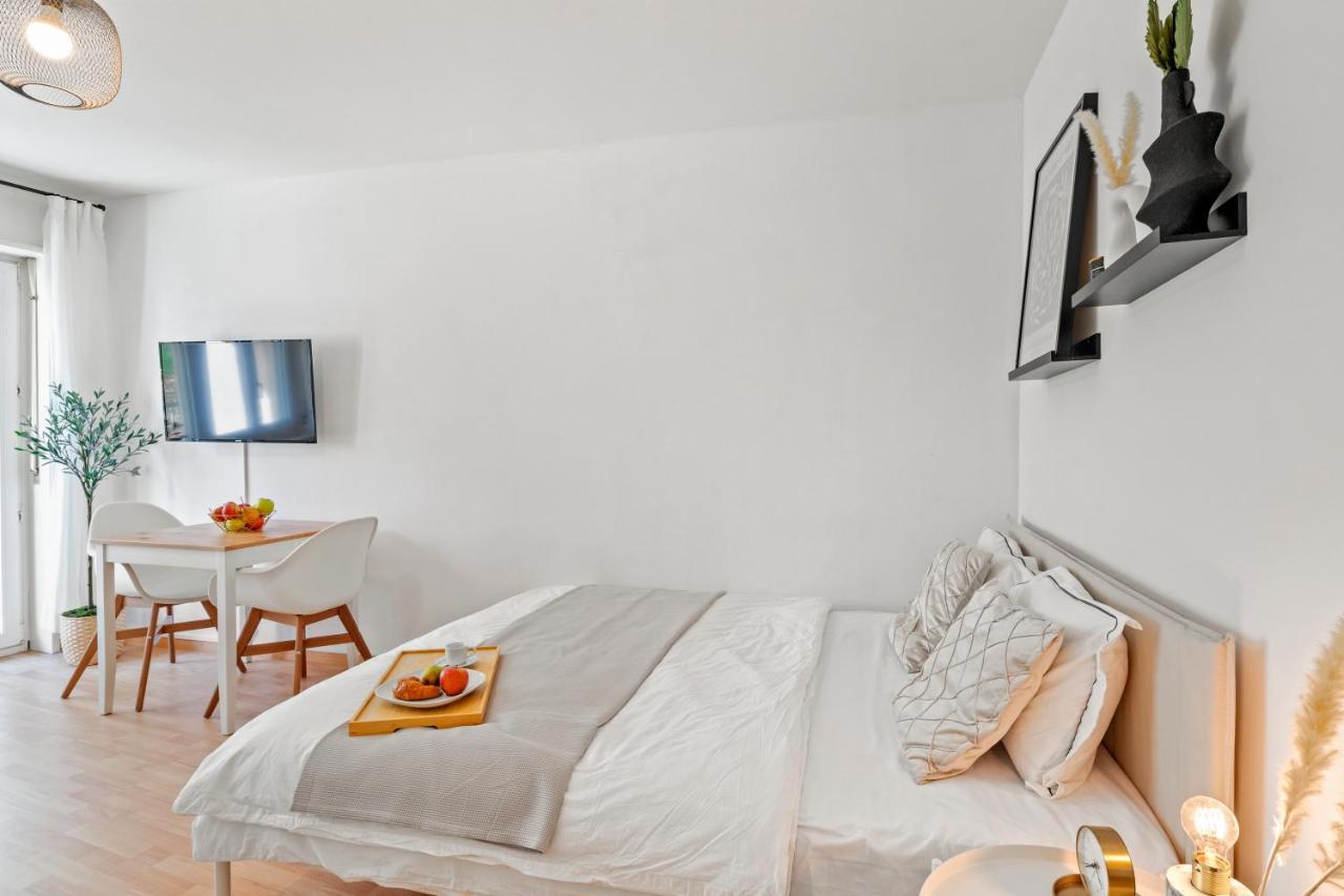 Close To & Balcony 1 Bdr Wollishofen Self Check In Apartment
