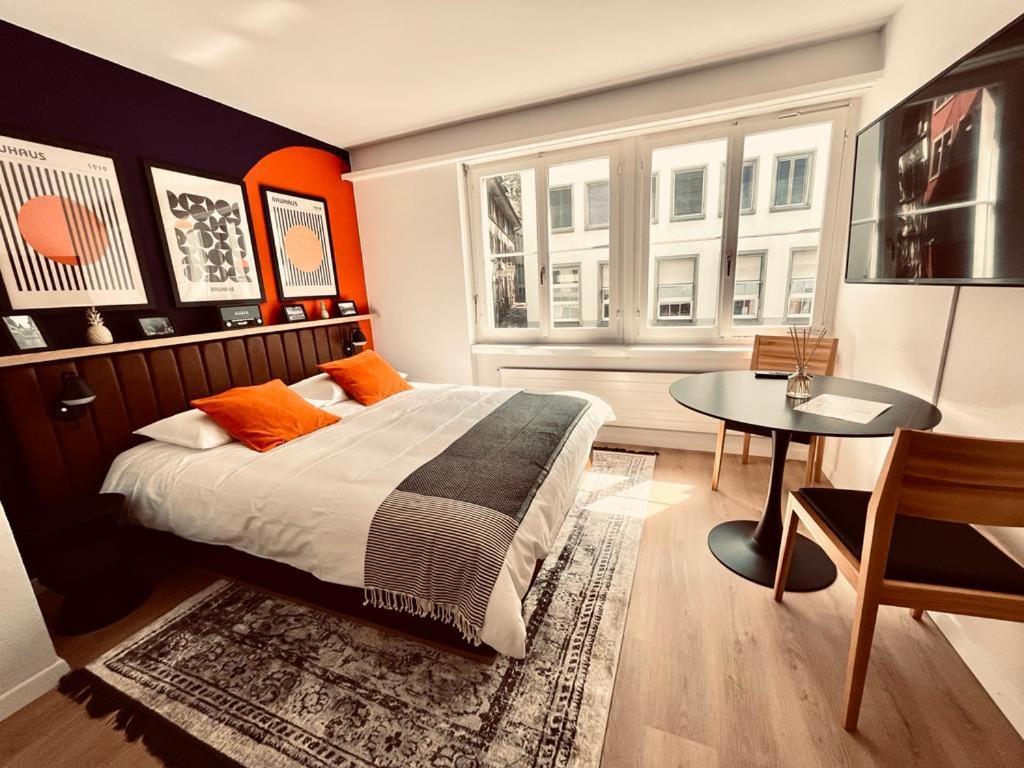 Cozy Unit 11 In Center Of *