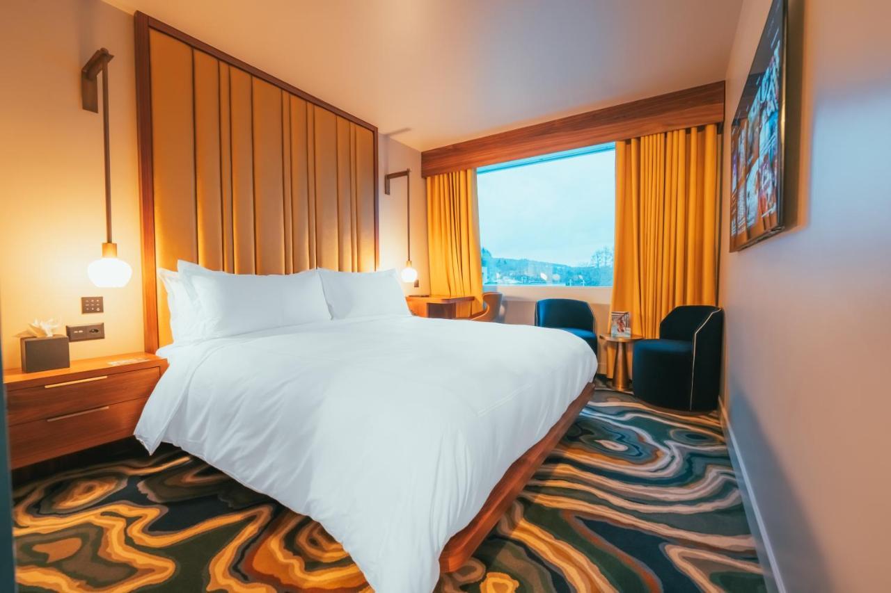Superior East Wing By Five 4*