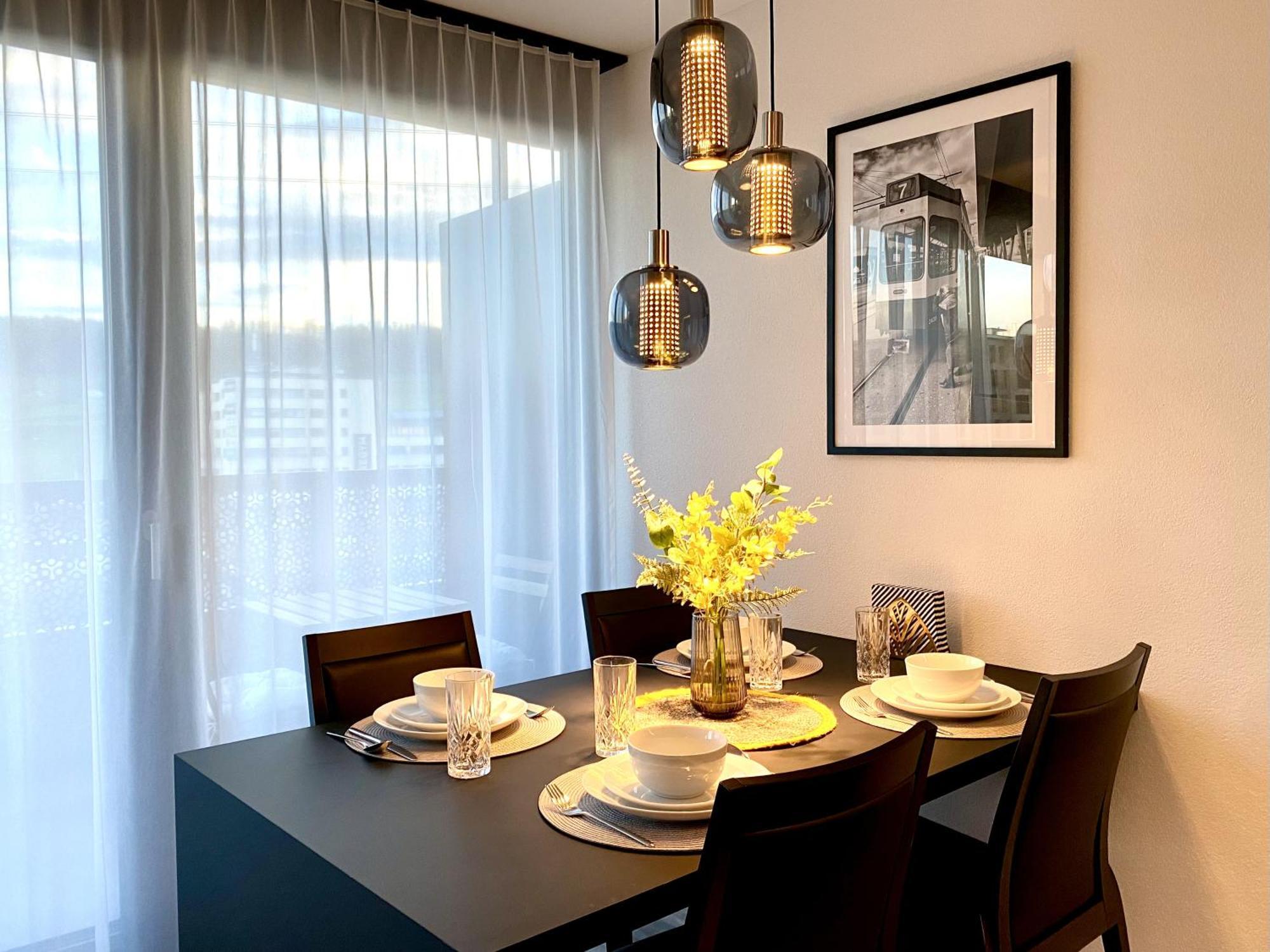 Glad Spot: - - Design - Netflix Apartment *