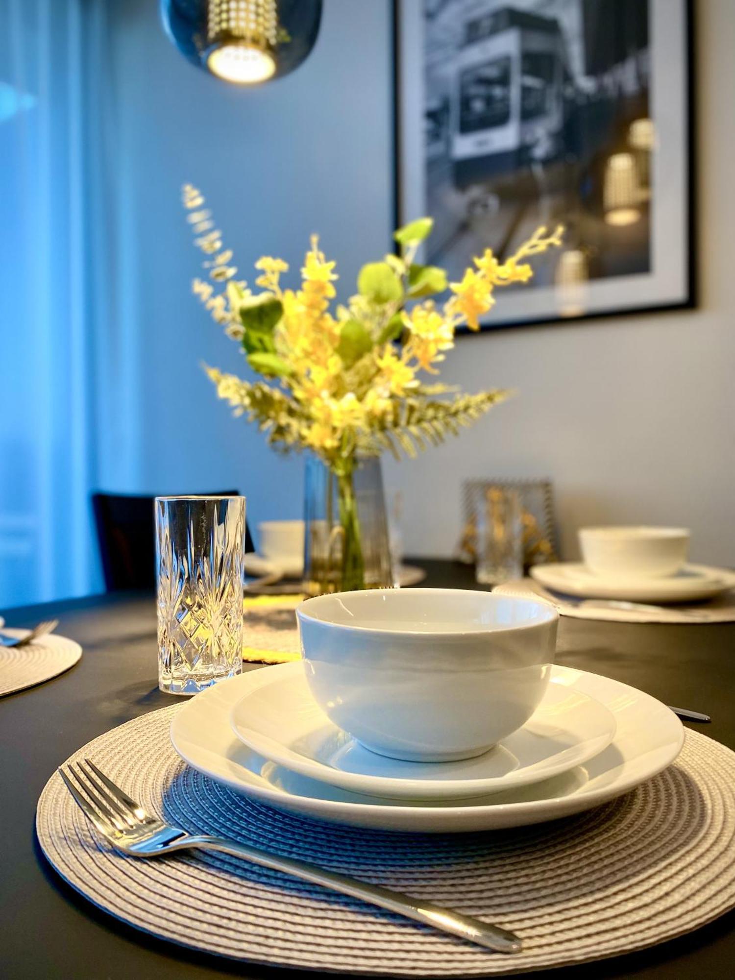 Glad Spot: - - Design - Netflix Apartment *