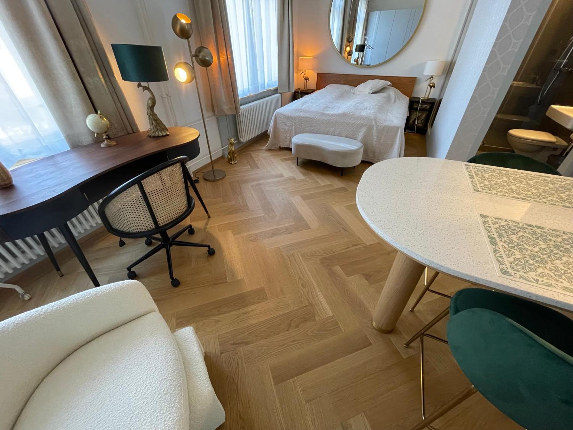 Exclusive One Next To Main Station Apartment