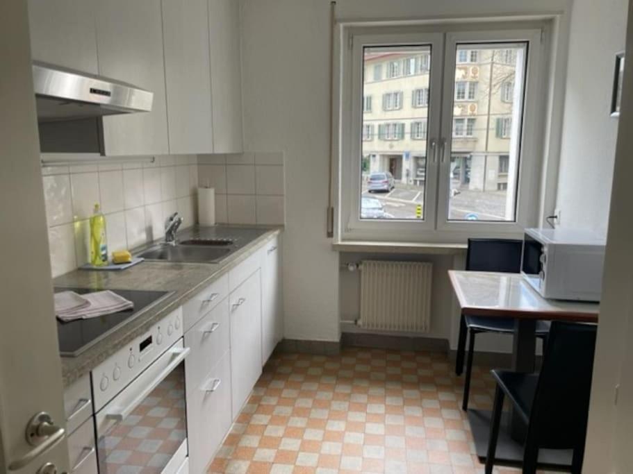 Cozy, Sunny, Center 1 Bedroom Flat *