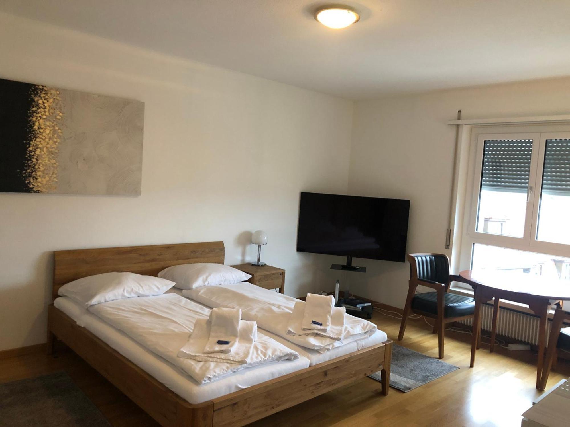 Cozy, Sunny, Center 1 Bedroom Flat *