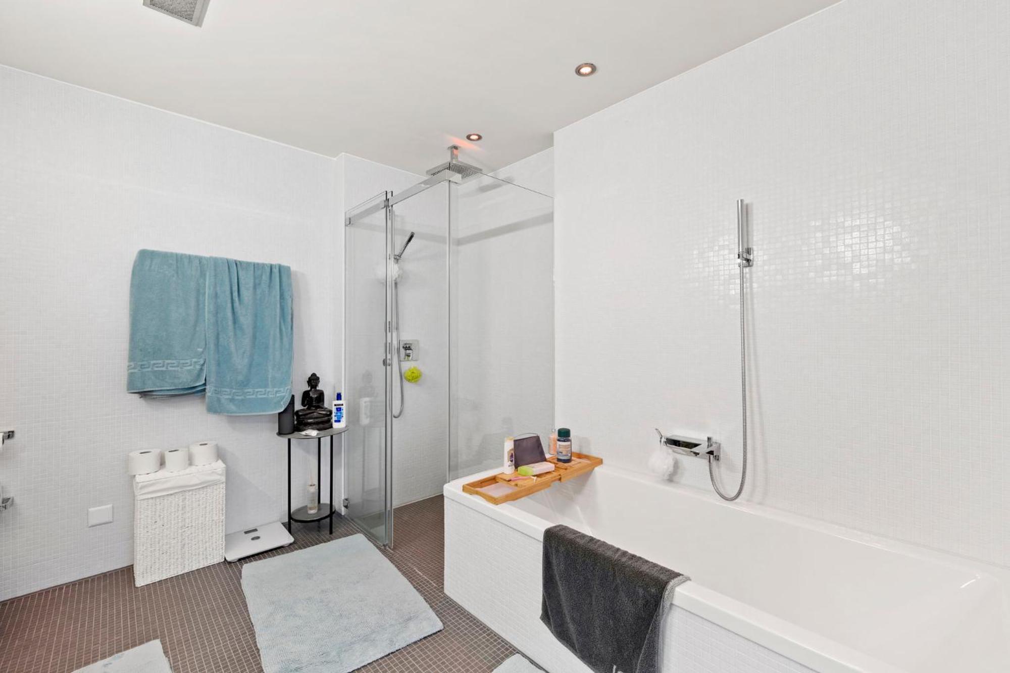 Apartment Exclusive Spacious Apt. With Garden In *