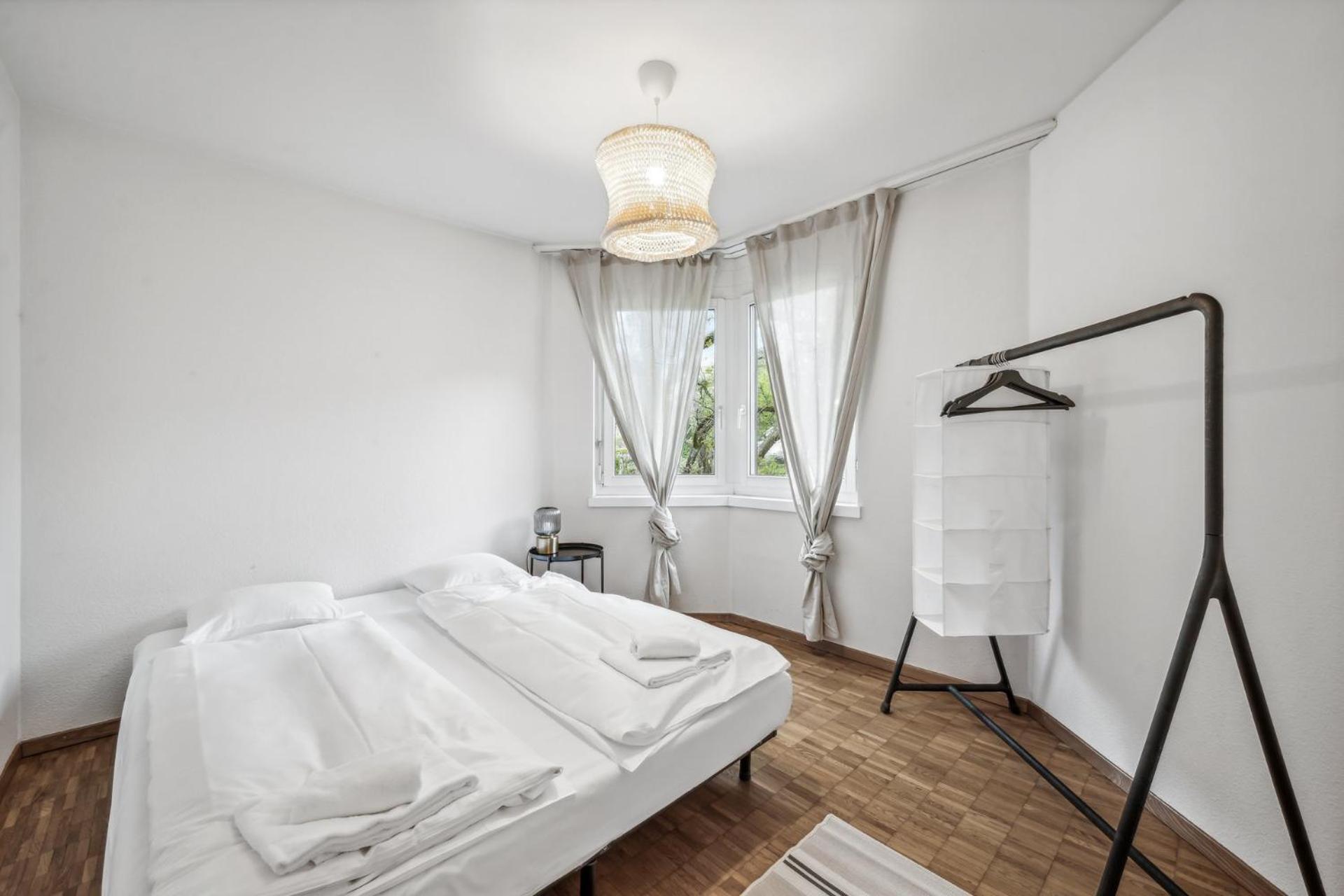 Chic 3-bedroom Near Center Apartment