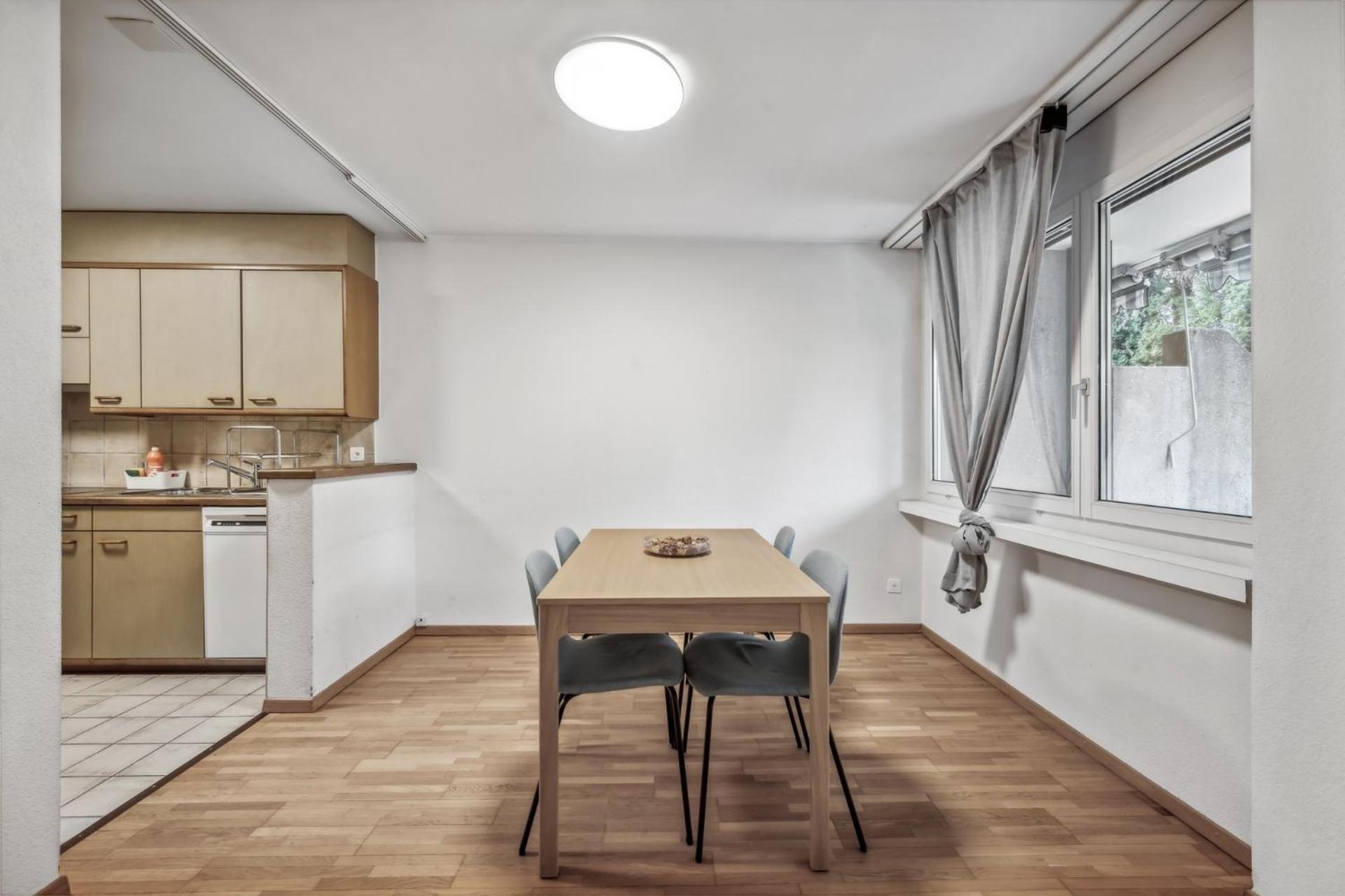 Chic 3-bedroom Near Center