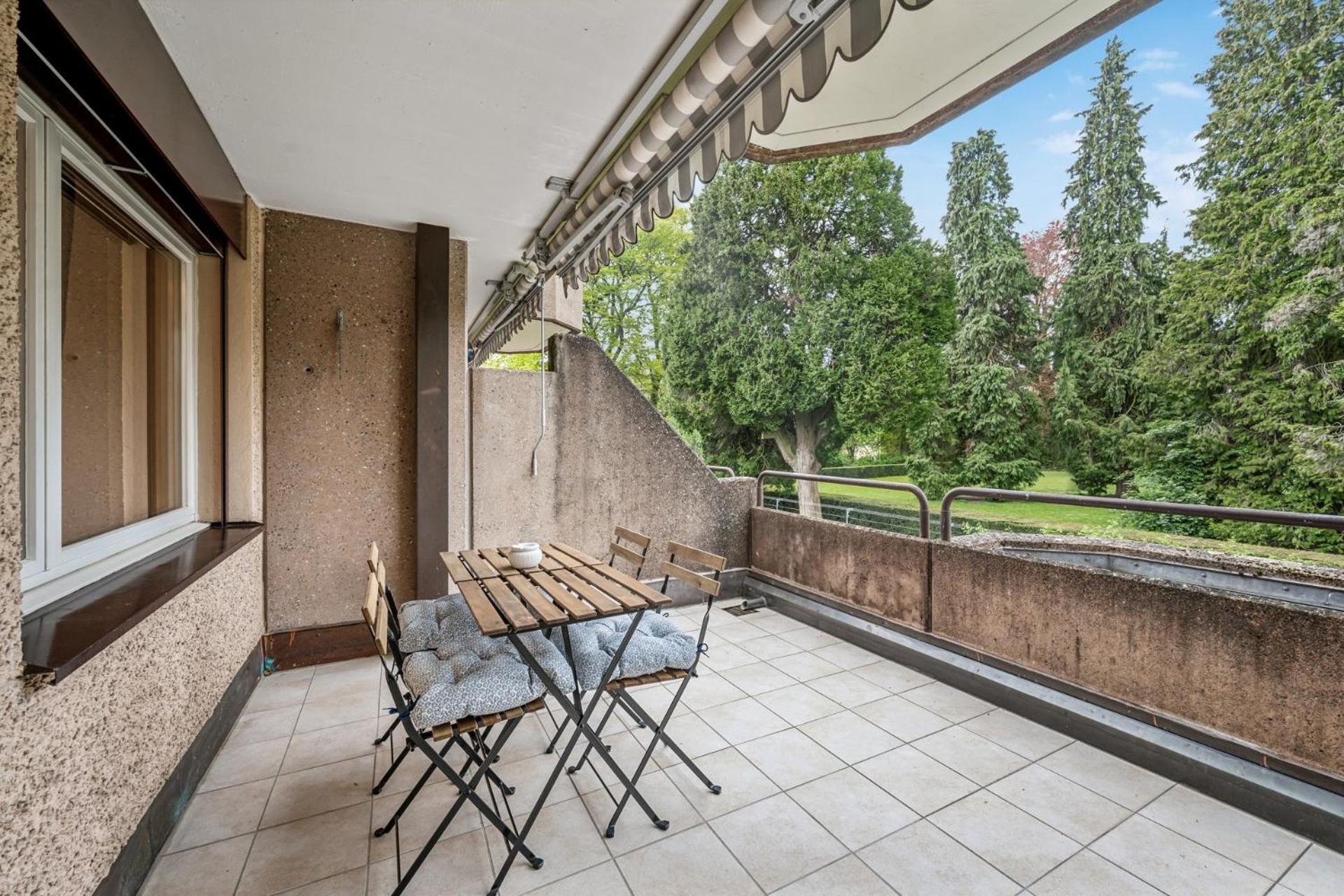 Chic 3-bedroom Near Center