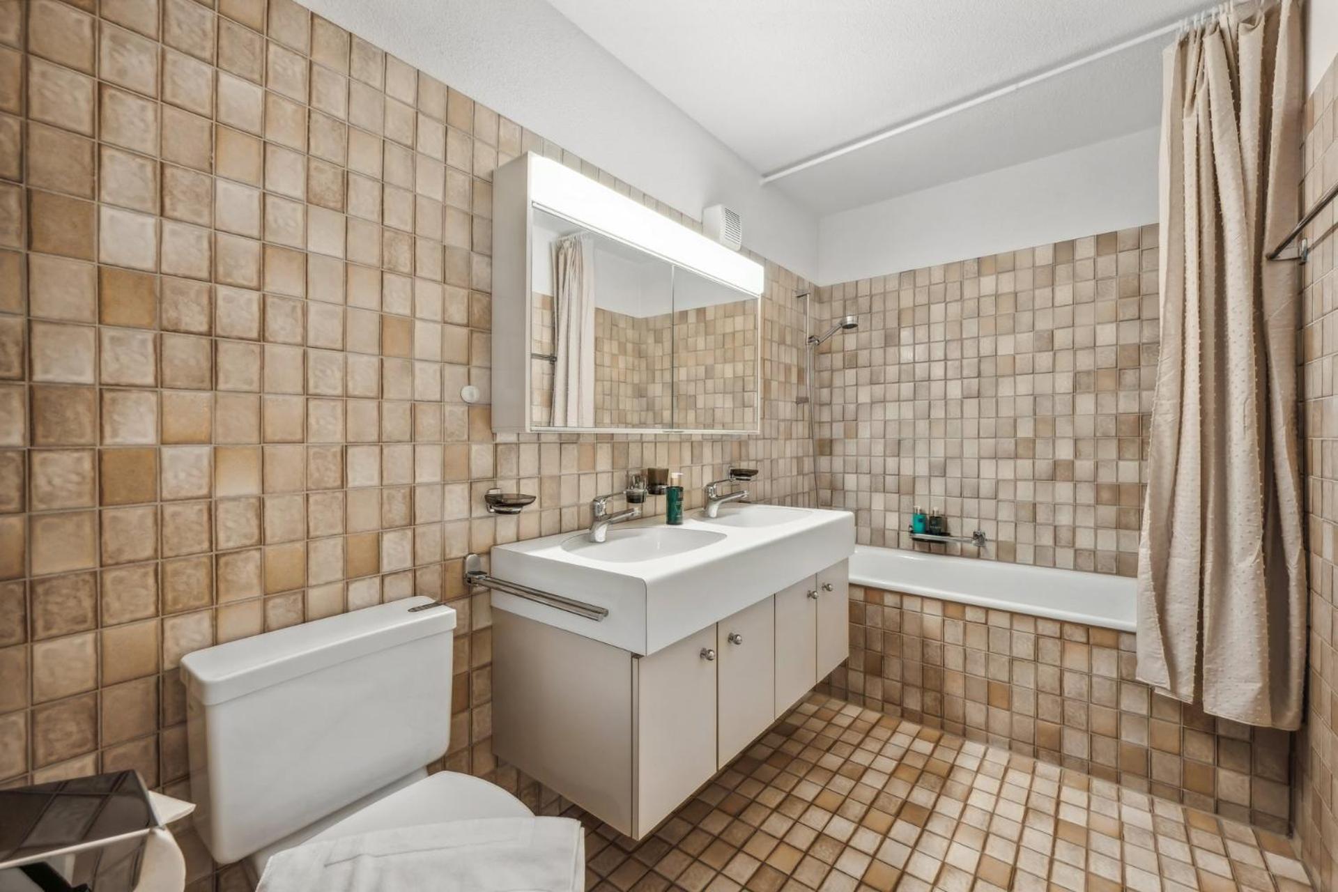 Chic 3-bedroom Near Center *