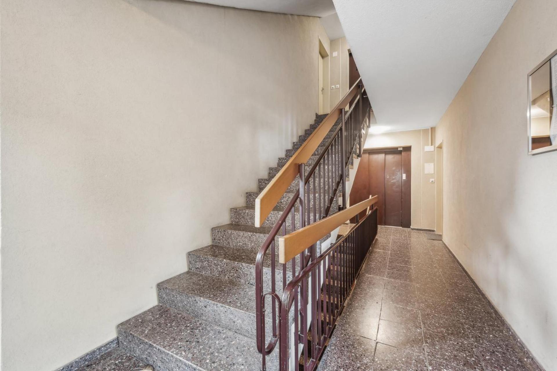 Chic 3-bedroom Near Center Apartment