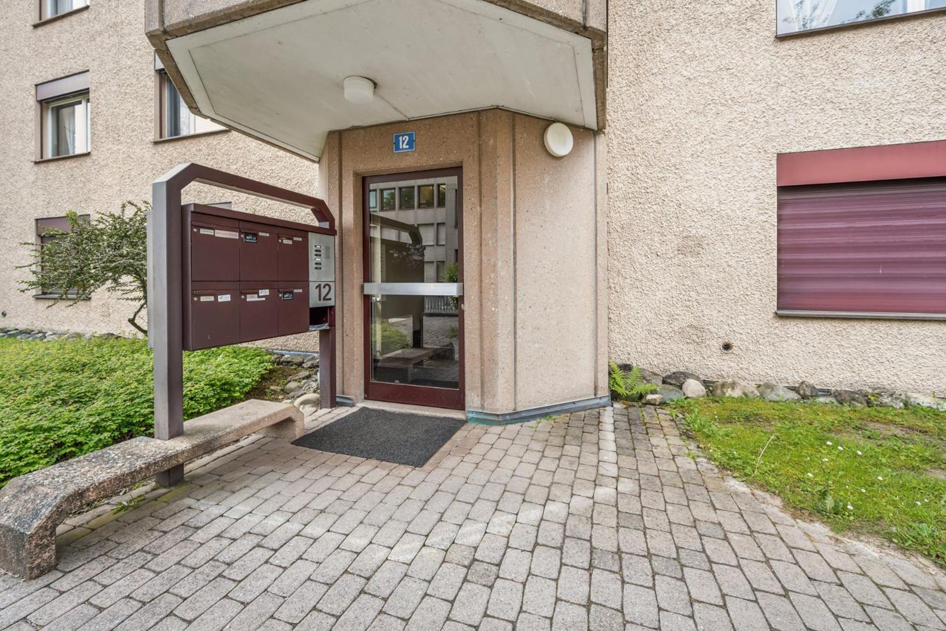 Chic 3-bedroom Near Center Apartment *