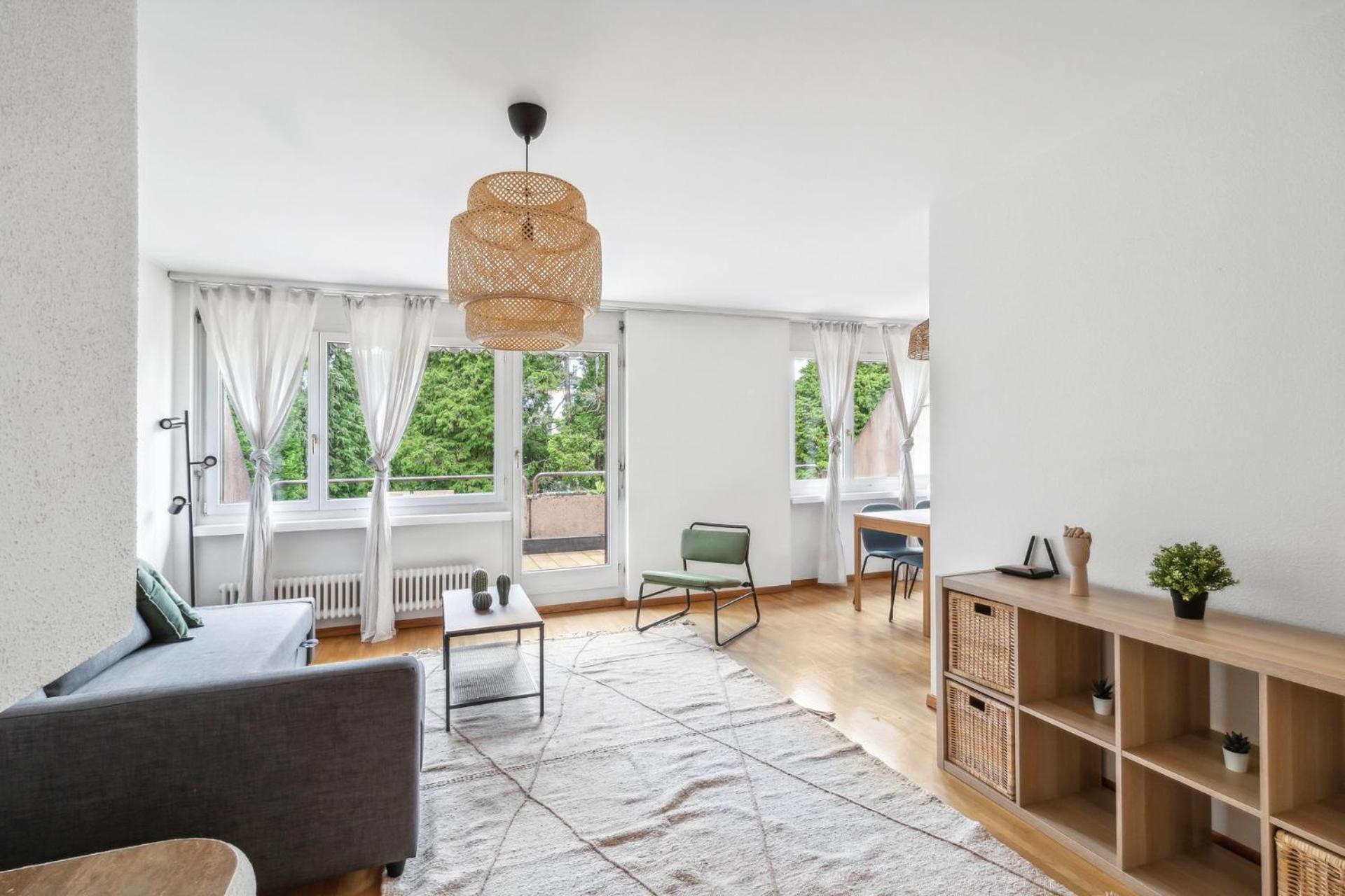Chic 3-bedroom Near Center Apartment *
