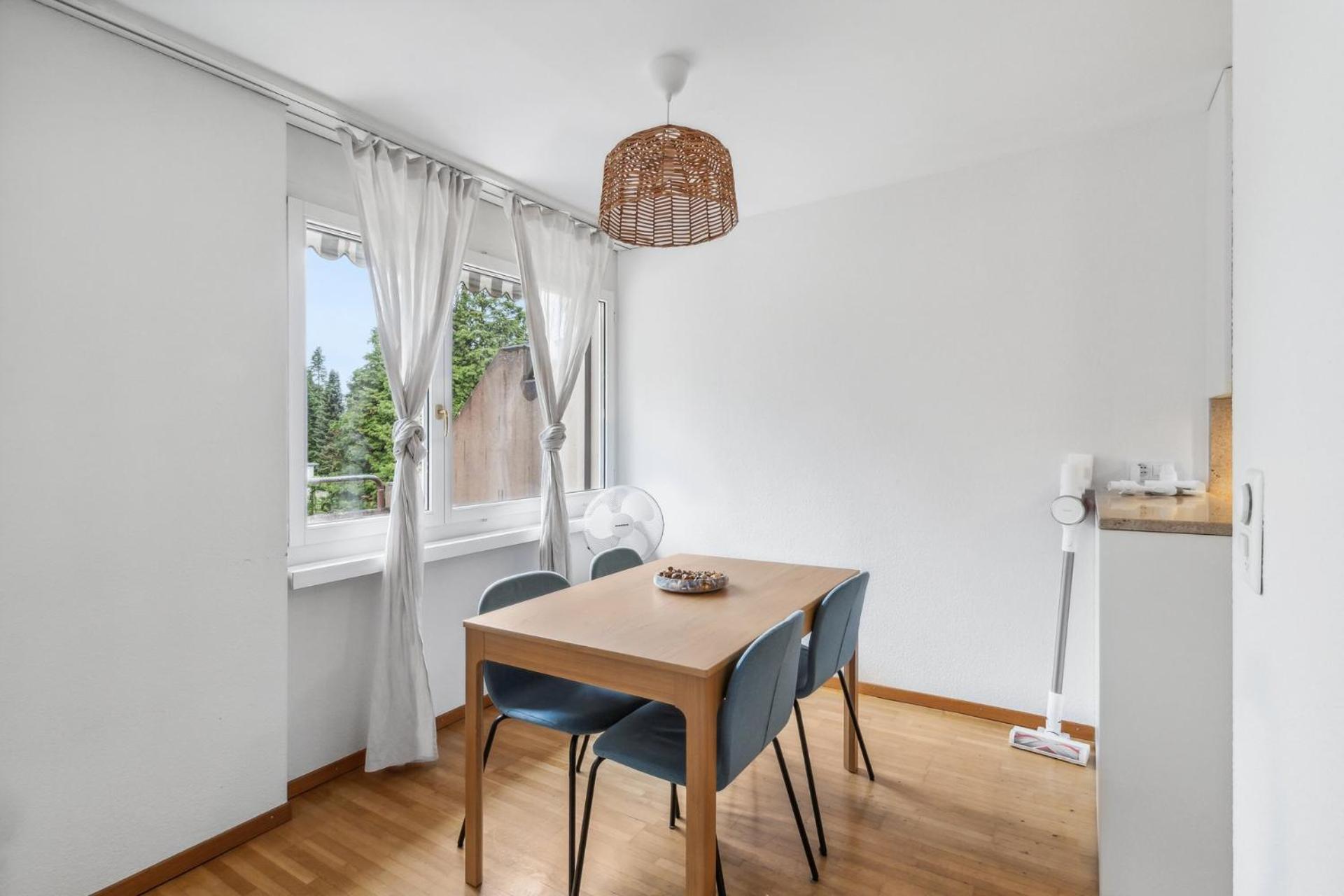 Chic 3-bedroom Near Center Apartment
