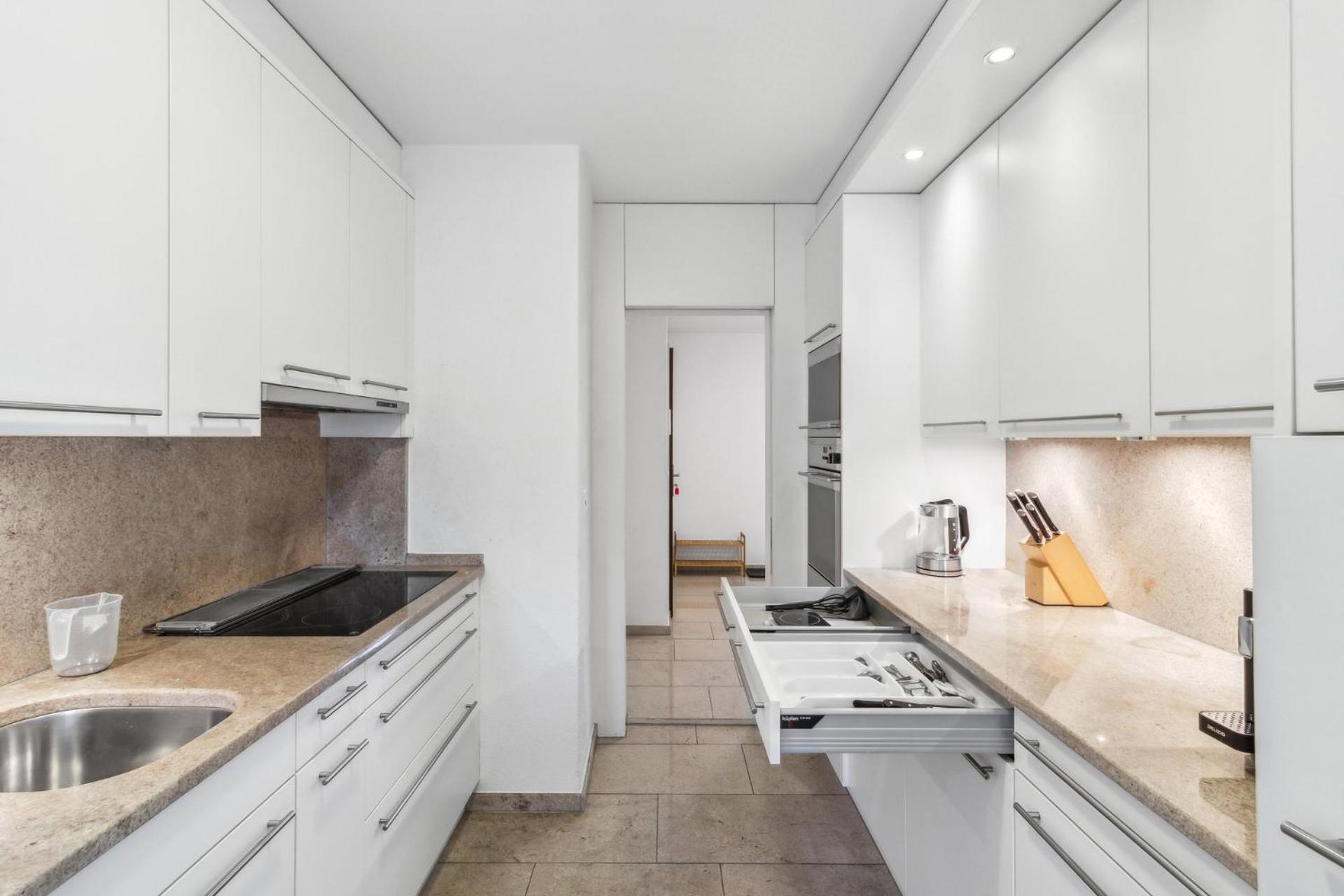 Apartment Chic 3-bedroom Near Center