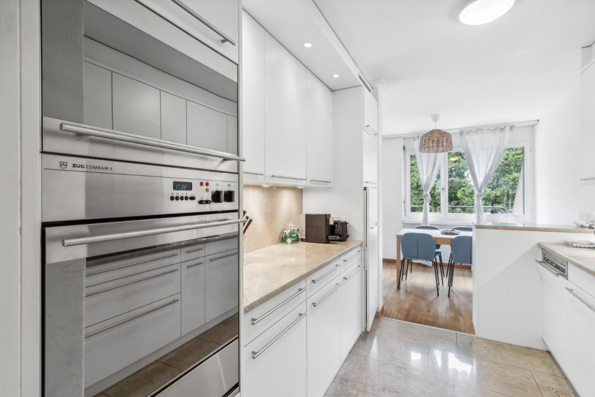 Apartment Chic 3-bedroom Near Center