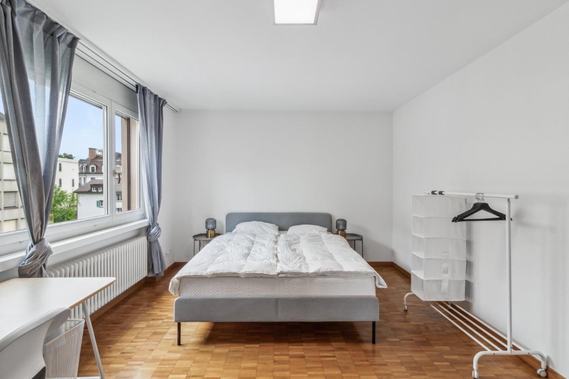 Chic 3-bedroom Near Center Apartment