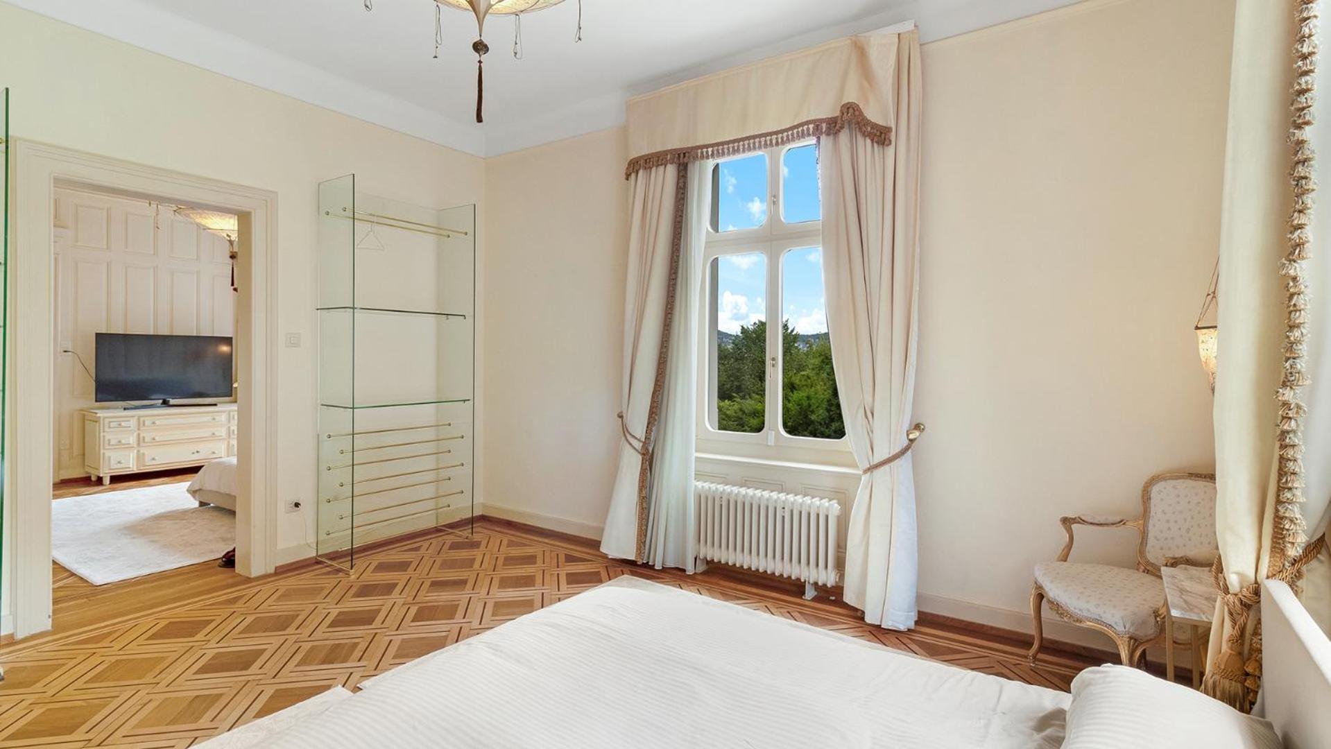 Private Luxury In Villa Zürich