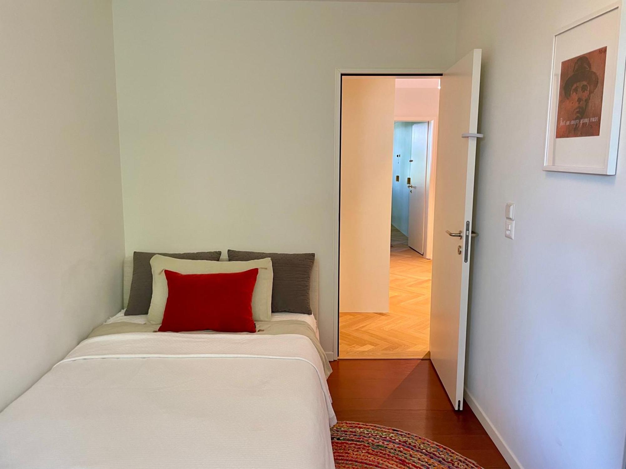 Luxury, Quiet Flat Overlooking Apartment