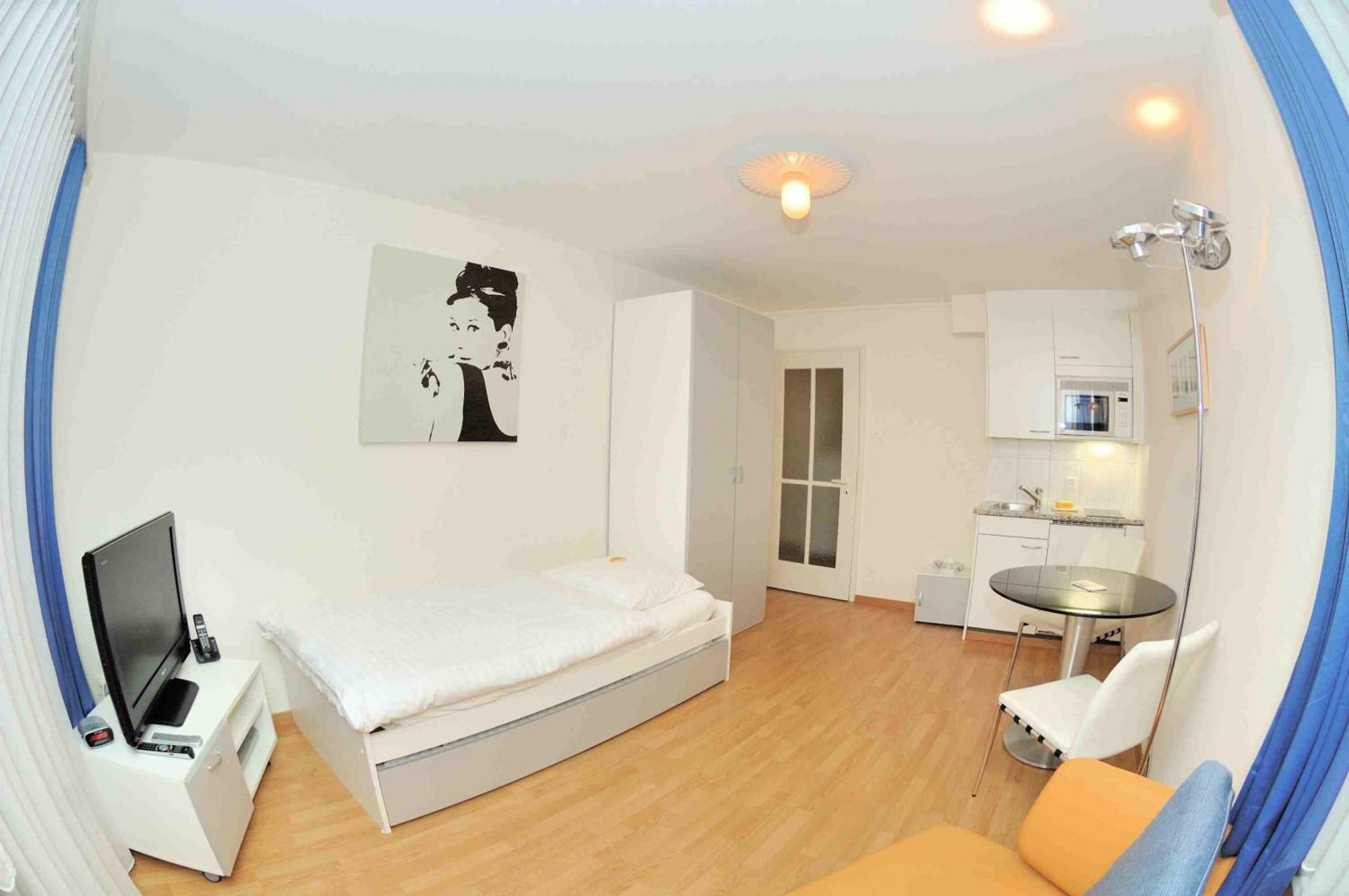 Modern Near Main Station - Crown 16 *