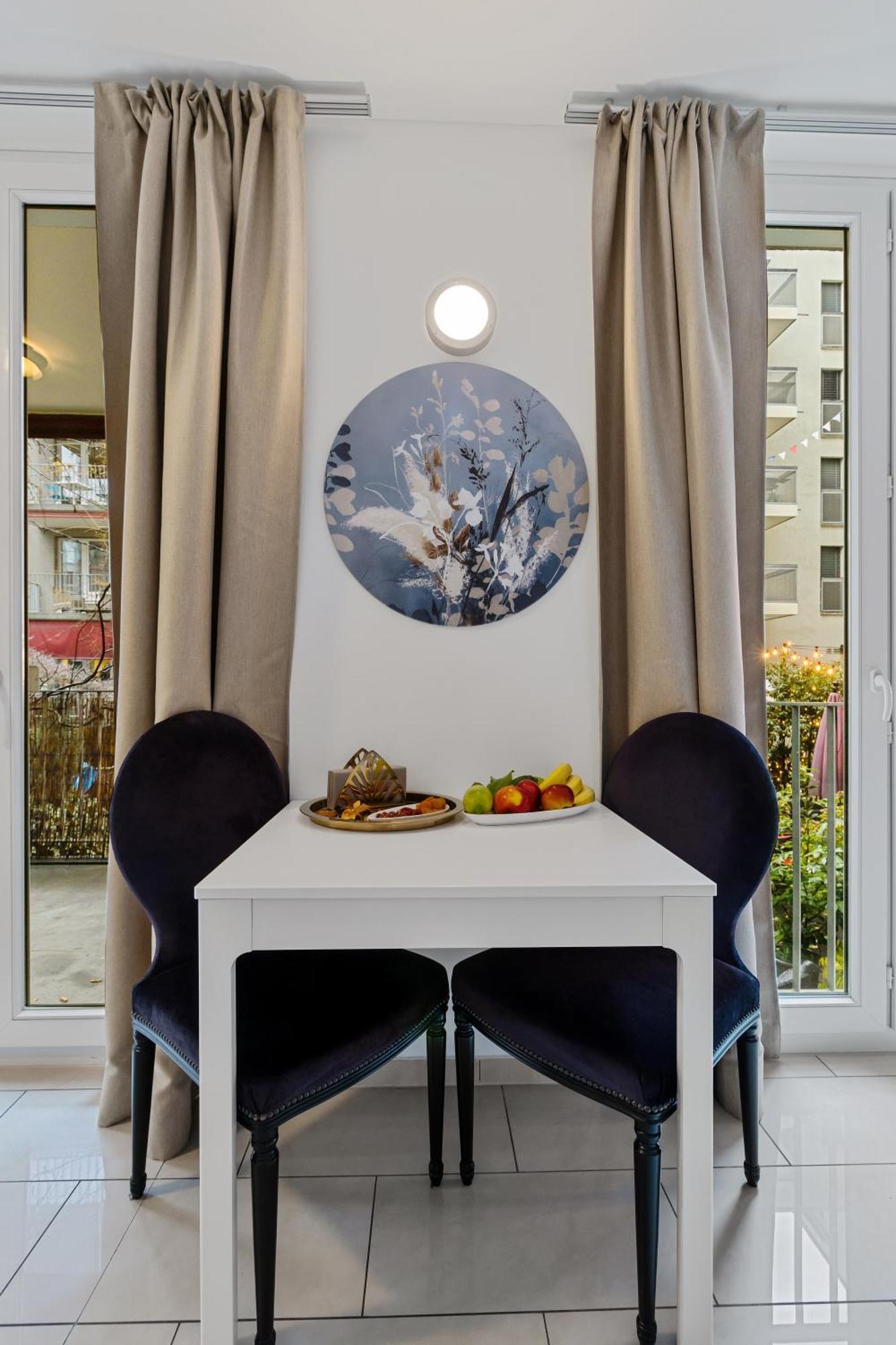 Boutique & Downtown & Kingsize & 700mbps & Workspace Apartment *