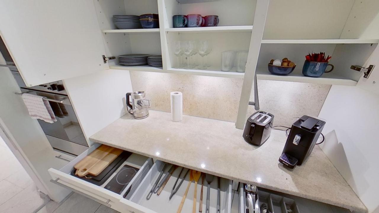 Chic 3-bedroom Near Center