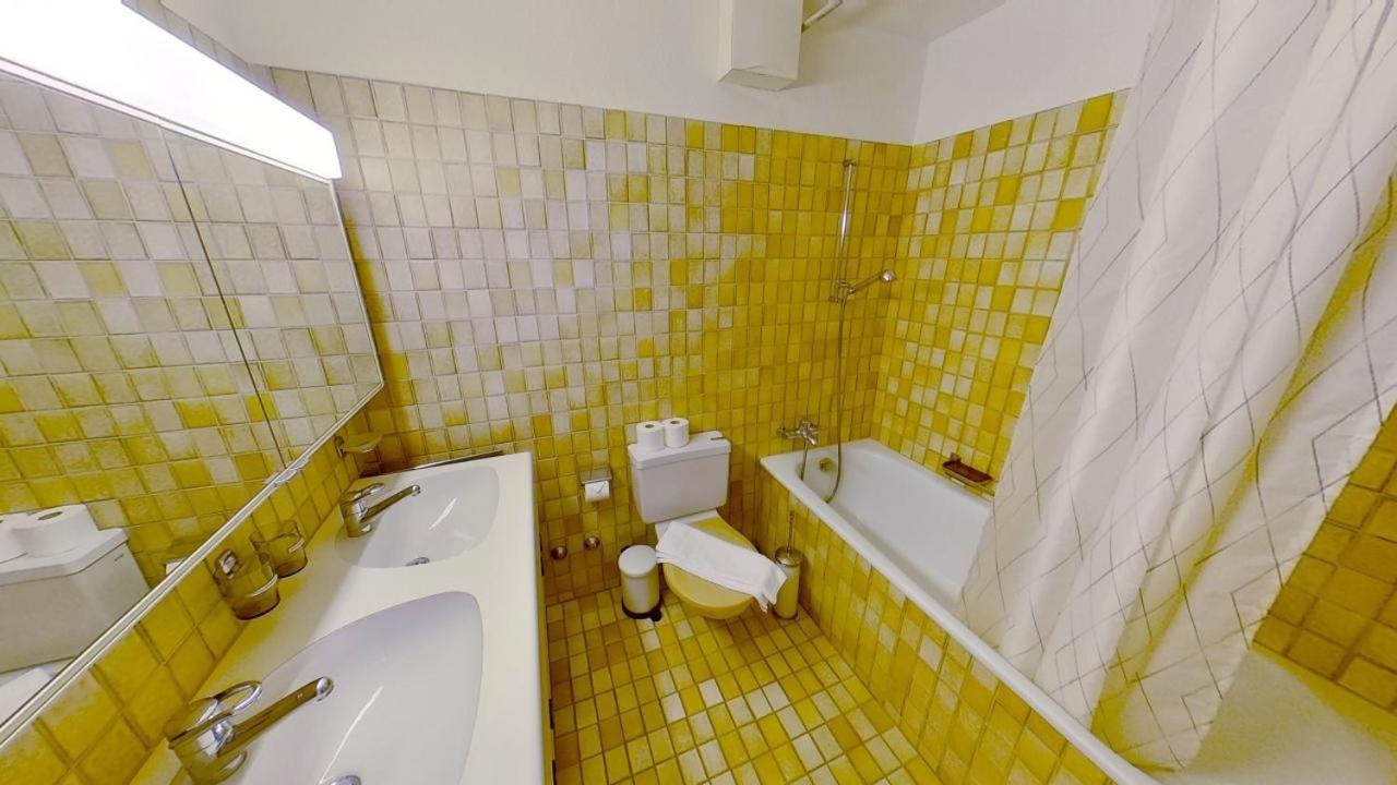 Chic 3-bedroom Near Center Apartment *