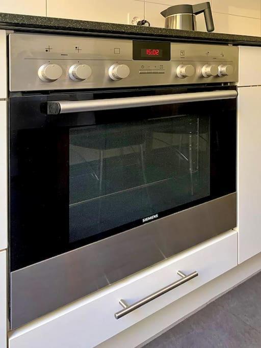 Comfort For One Guest With Shared Bathroom In Enge Near Centre & Zurich, July & August Only