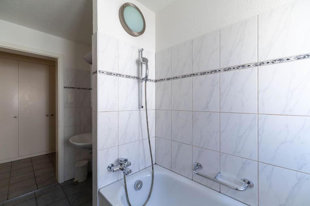 Apartment 2 Bedroom Close To - D2 *