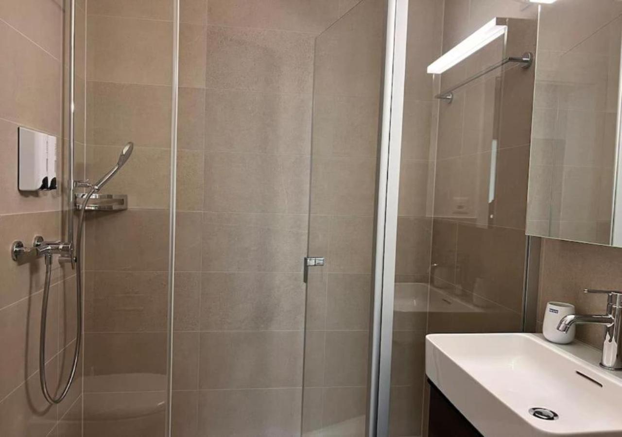 Exclusive Floor For 10 Guests -30- Zurich