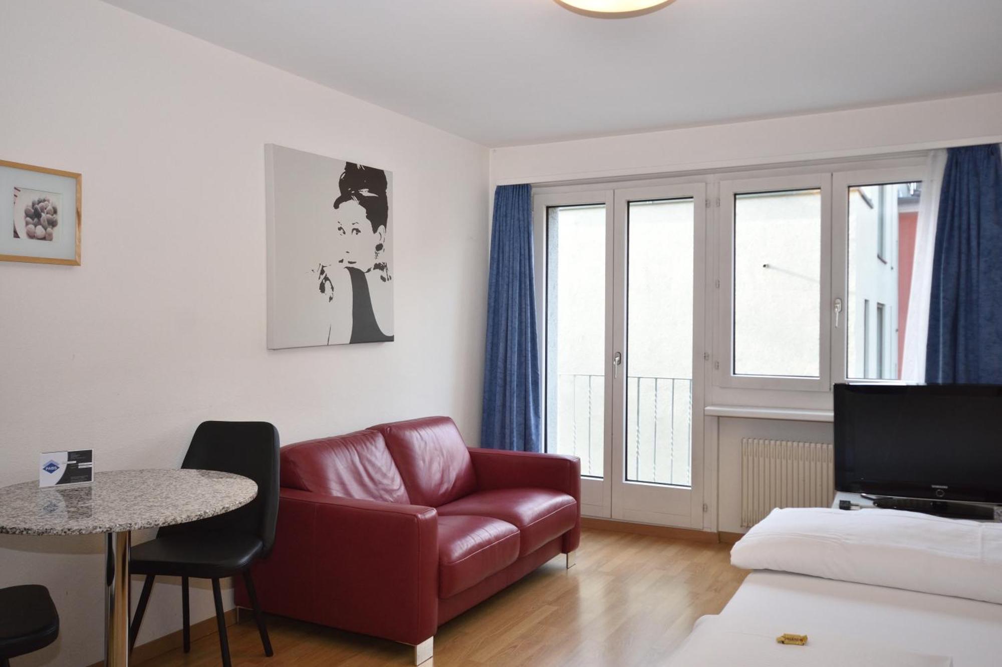 - Crown 32 Zurich