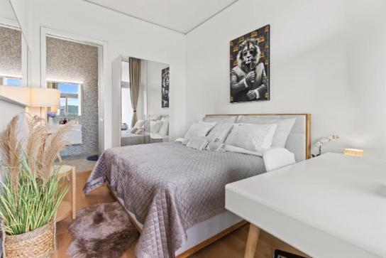 Large Luxury Business Penthouse Near Main Station Apartment *