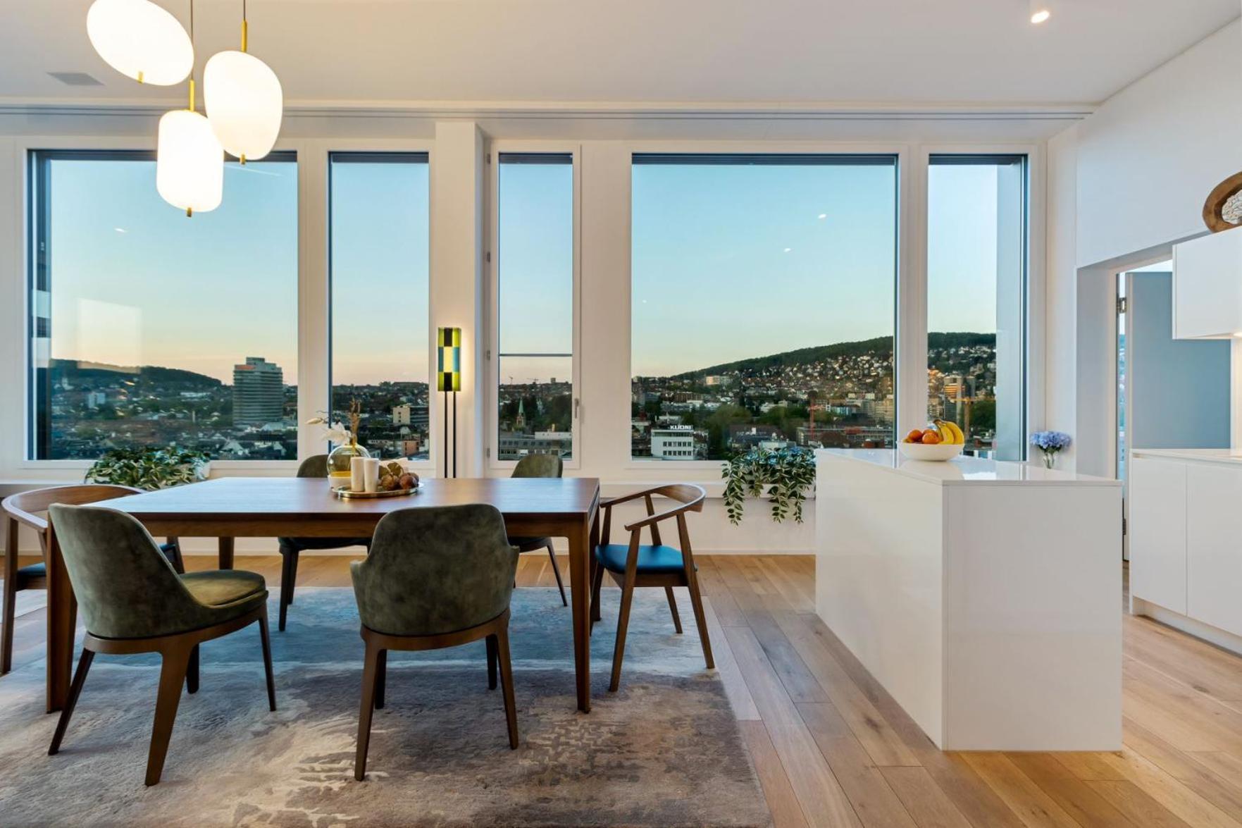 Large Luxury Business Penthouse Near Main Station *