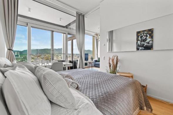 Large Luxury Business Penthouse Near Main Station